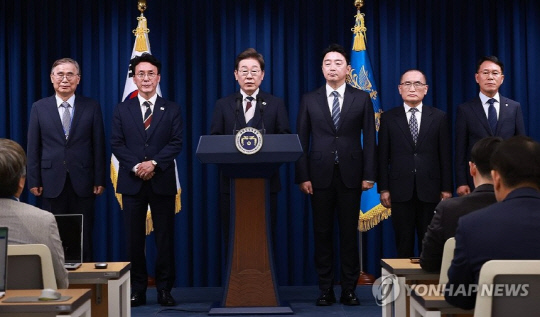 재명 대통령이 4일 서울 용산 대통령실 청사에서 새정부 첫 인사 발표를 하고 있다. 왼쪽부터 이종석 국정원장 후보자, 김민석 국무총리 후보자, 이 대통령, 강훈식 비서실장, 위성락 안보실장, 황인권 경호처장. 연합뉴스